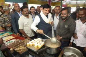 मुख्यमंत्री डॉ. यादव ने पंडित दीनदयाल उपाध्याय बस स्टैंड पर रिक्शा संचालकों और बस यात्रियों से की चर्चा